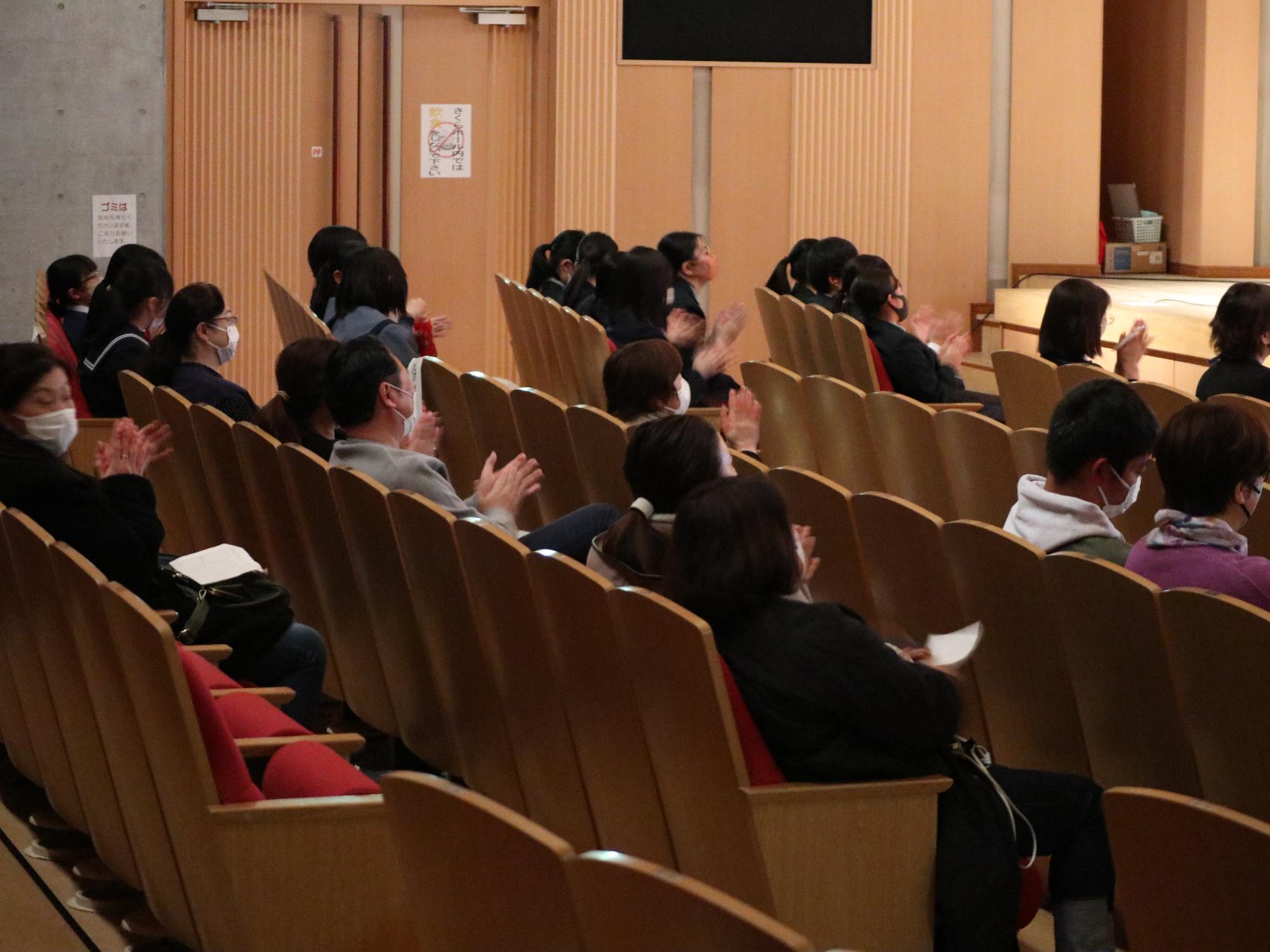 報告会を聞いている保護者らの写真