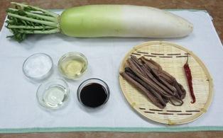 べんけいレシピの材料の大根や芋がら、調味料の写真