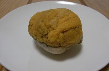貝殻にウニが山盛りに盛られた「うにの貝焼き」の写真