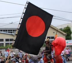 殿様(総大将)相馬家の旗「黒地に日の丸」の旗掲げた写真