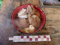 お椀から湯気がたつ汁にふわふわで弾力のあるモクズガニの身が入ったガニマキの写真