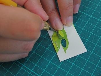 カッターで紙を切っている手元の写真