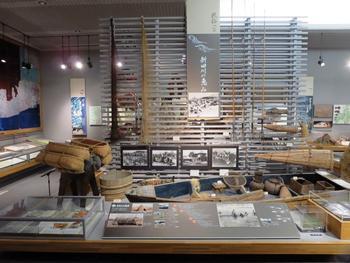 川で行う漁業に関する用具や資料などの展示の写真