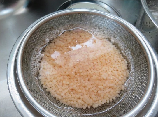 ③ぬるま湯で洗って薄皮を取ったら冷水で濁りがなくなるまで洗い流す(上記2・3)