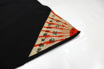 風呂敷の模様である旭日旗のところに日本無線電信株式会社創立記念と書いてある