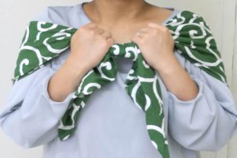 風呂敷を背負っている首から下の正面の写真