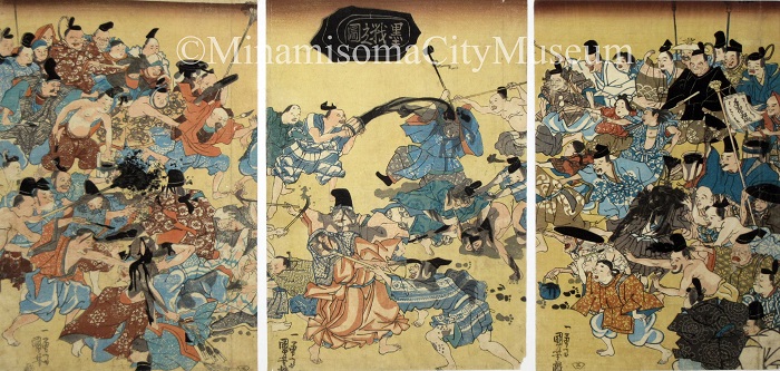 3枚続きの浮世絵「墨戦之図」。大勢の人々が墨を掛け合っている様子が描かれている。