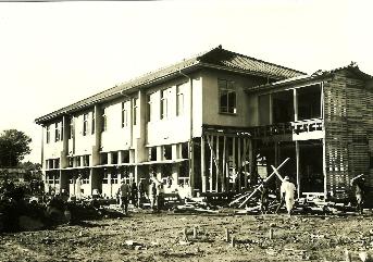 移築作業中の市庁舎のモノクロ写真。