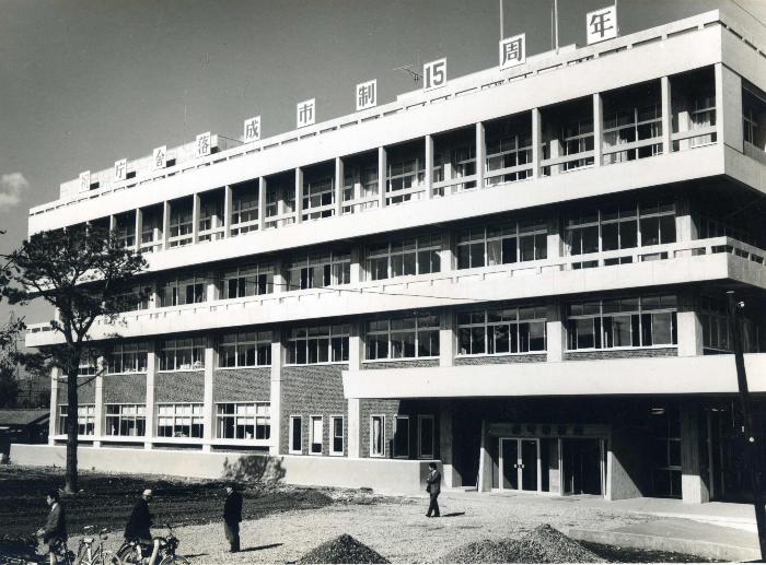落成時の市庁舎(モノクロ写真)