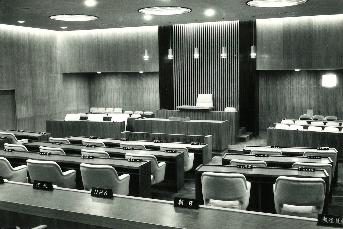 4階議場のモノクロ写真。