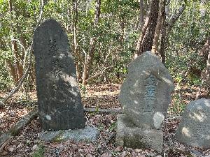 写真4 (右)金華山塔。明治22年(1889)(左)蚕養神社石塔。明治26年(1893)