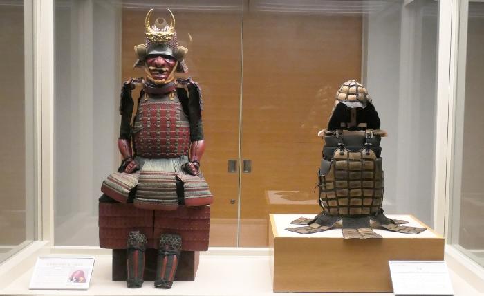 左が朱漆塗伊予札紺糸威二枚銅具足、右が畳胴