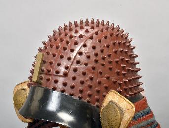スパイクのようなトゲトゲのついた兜