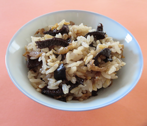 茶碗に盛られたイノハナご飯
