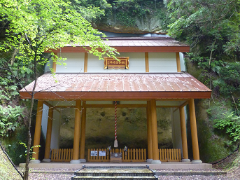 崖に沿って立つお堂の中に観音様が祭られている