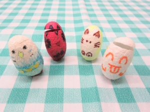 カイコのまゆに絵を描いたまゆだまが4個並んでいる