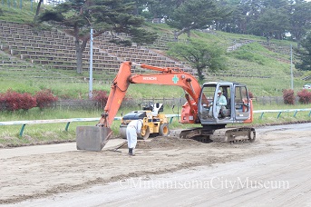 野馬追の会場となる雲雀ヶ原祭場地の表土を除去し除染する様子