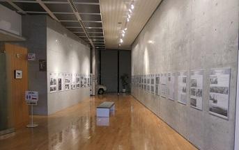 エントランスホールの左右の壁面に原爆に関するパネルが展示していある様子