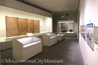 展示室の様子。左手奥に屏風がある。