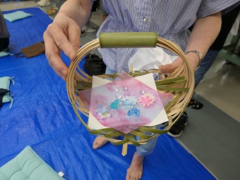 完成した竹細工の編みかご