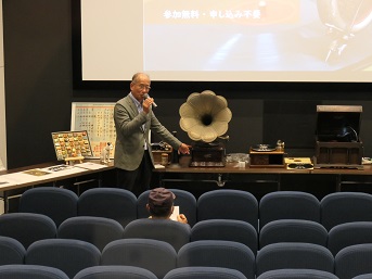蓄音機の前で解説する講師