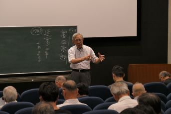 黒板の前で解説する講師