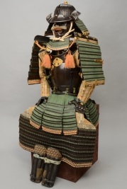 黒漆塗五枚胴具足という黒と青の甲冑の画像