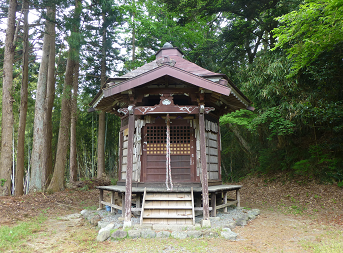 林の中に小さなお堂がある