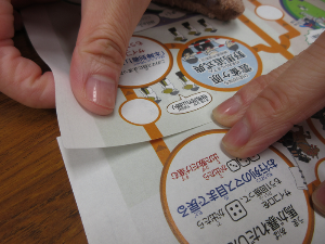 印刷したすごろくを貼り合わせている様子