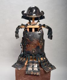 胴に虎の文様のある黒漆塗仏胴という御貸具足の画像