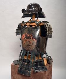 胴に龍の文様のある黒漆塗仏胴という御貸具足の画像