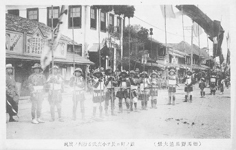 大正から昭和初期の御貸具足を着用した小高神社の行列の絵ハガキ画像