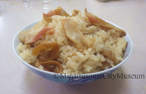 茶碗に盛りつけられたホッキご飯