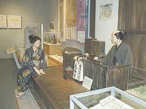 レプリカと着物姿の商人と客の着物姿のマネキンの写真