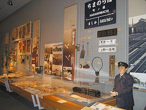 駅に関する展示品と制服を着たマネキンの写真