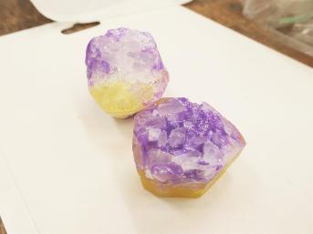 完成した紫色と黄色の宝石せっけん