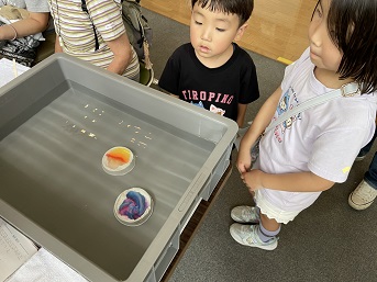 プラスチック粘土を型に入れたものを水の中に入れて冷やしている