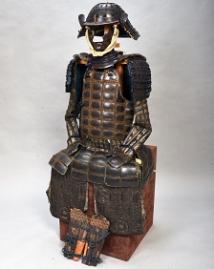 黒漆塗畳胴具足という折りたためる御貸具足の画像