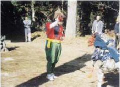 天狗舞をしている大人の写真