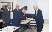 国土交通省東北地方整備局及びNEXCO東日本に対し、要望書を提出している様子の写真