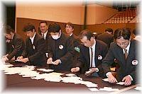 大勢で開票している写真