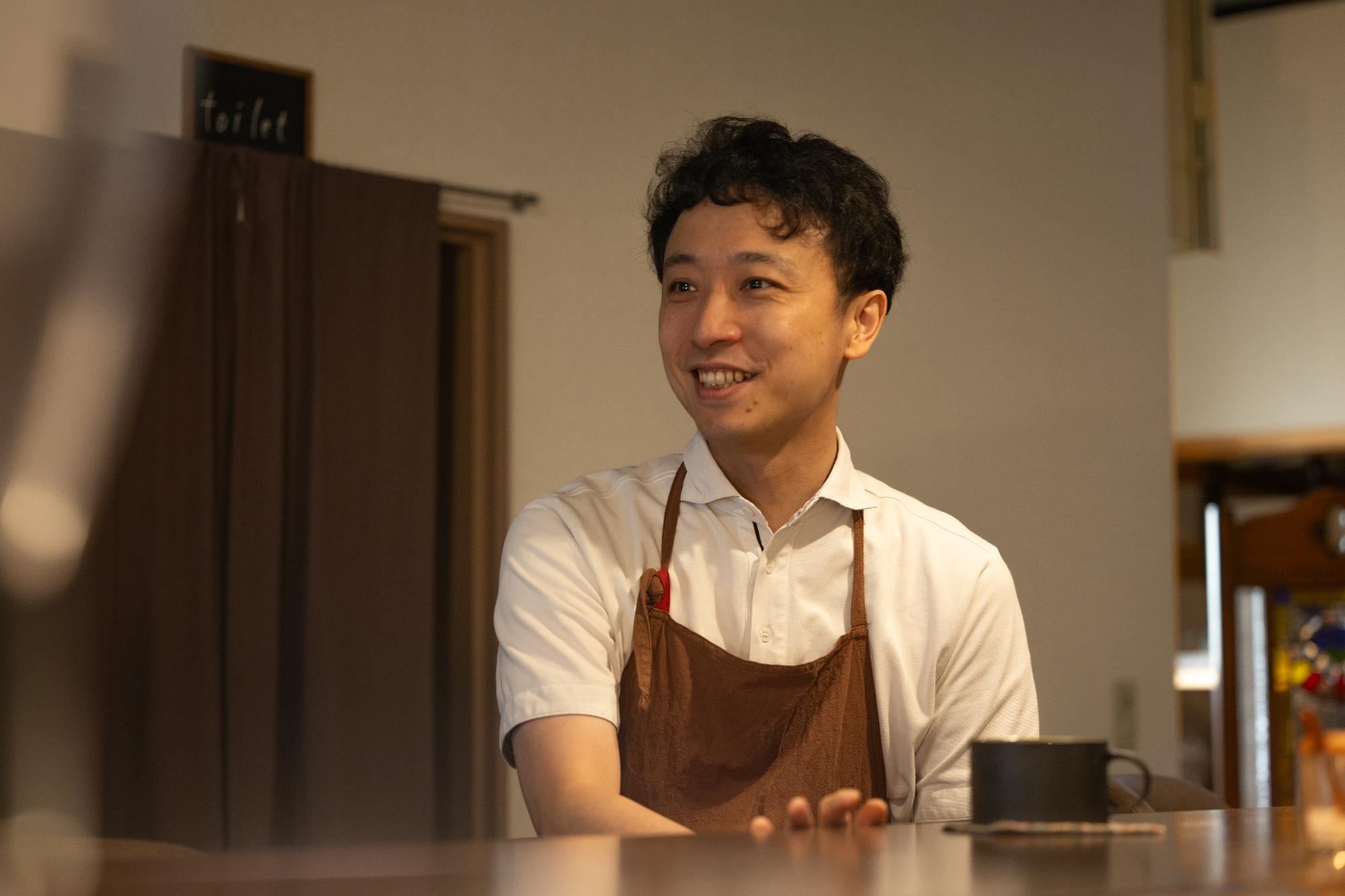 笑顔でお話される青山さん
