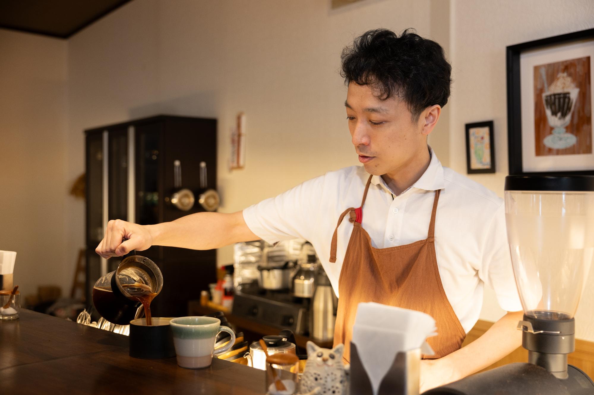 コーヒーを注ぐ青山さん