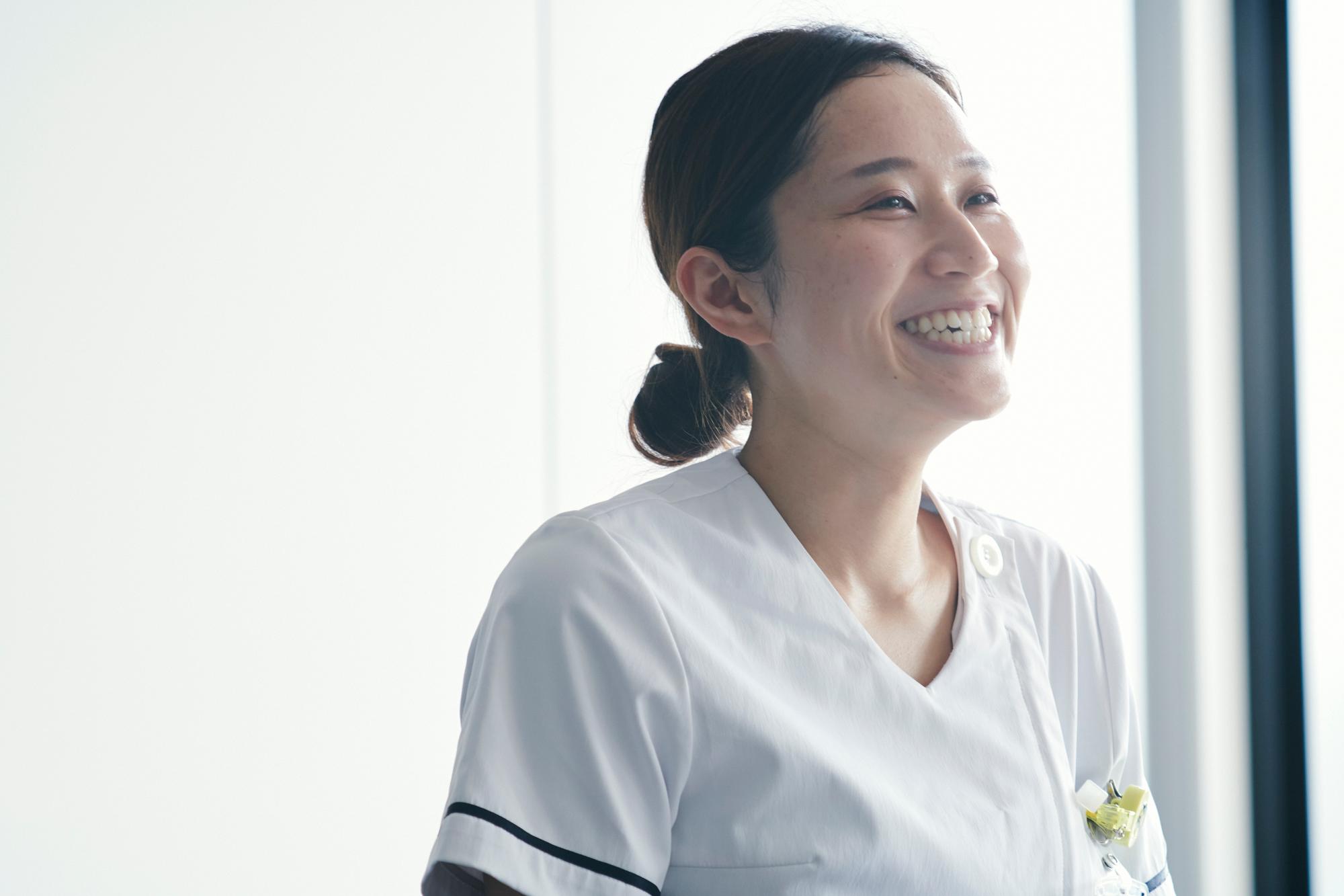 仕事について話す笑顔の二上さん