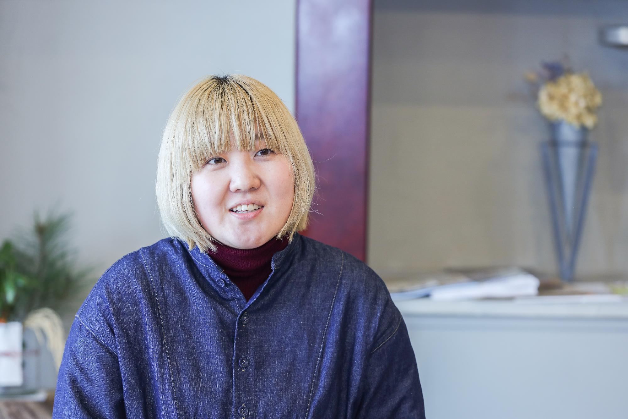 インタビューにこたえる西山さん