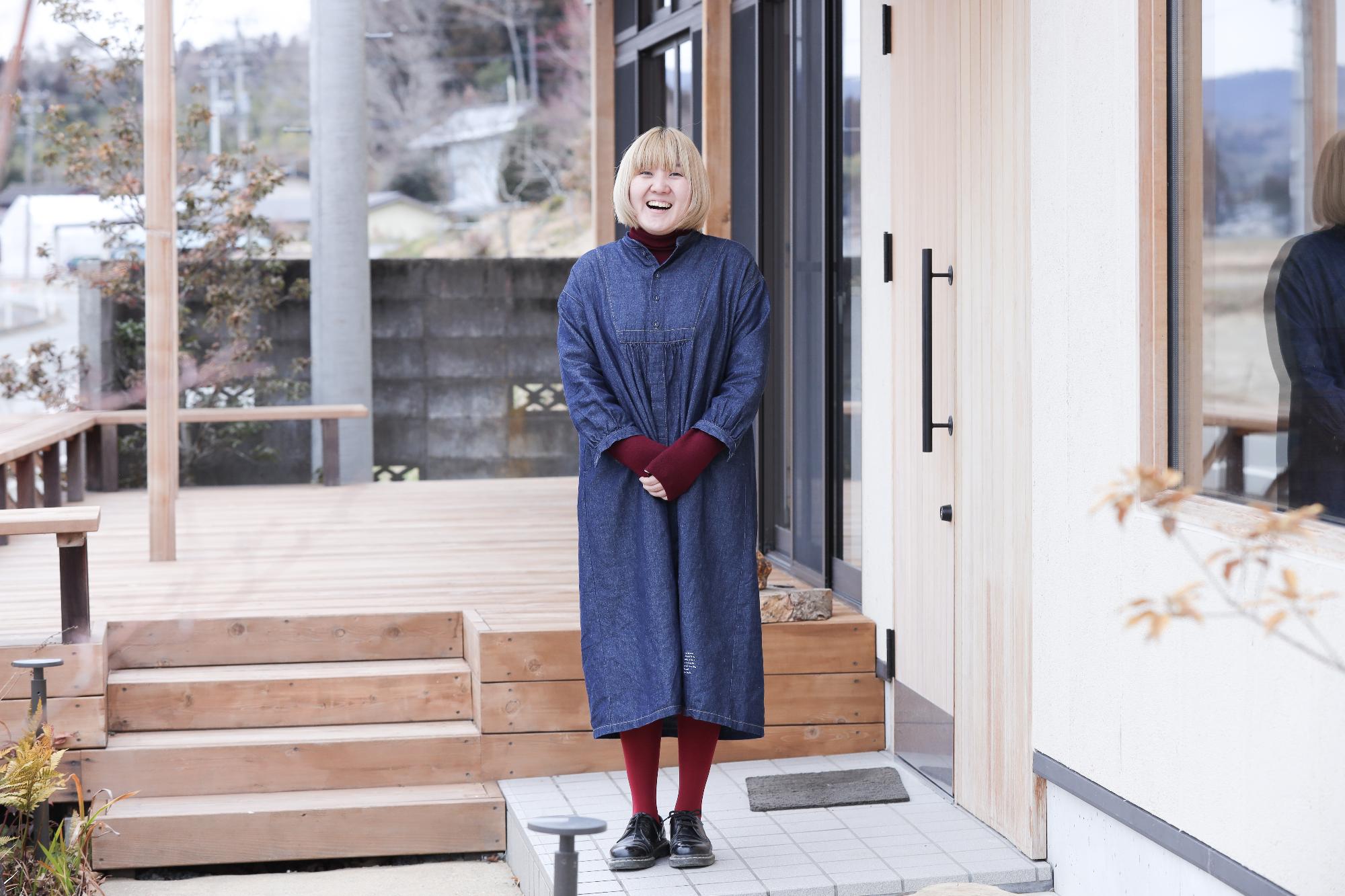 粒粒の前で笑顔の西山さん