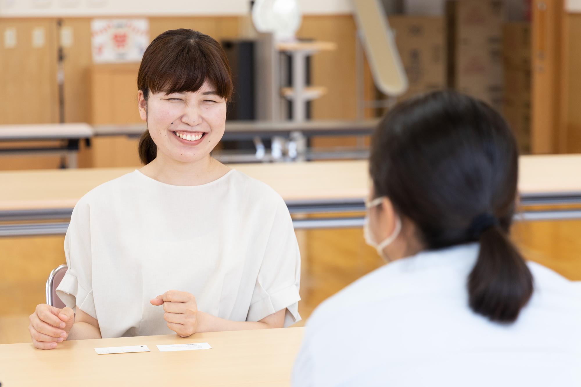 インタビューに答える鈴木さん
