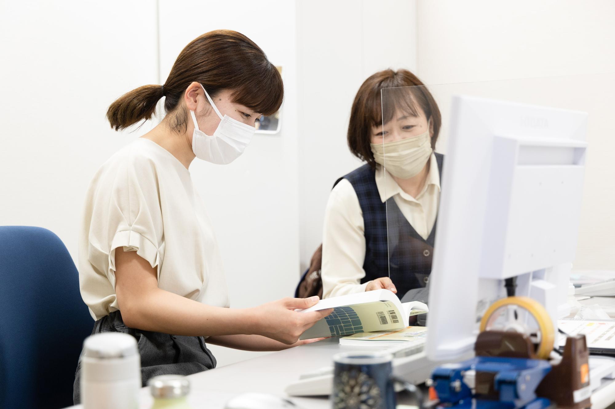 先輩に教わりながら仕事に取り組む鈴木さん