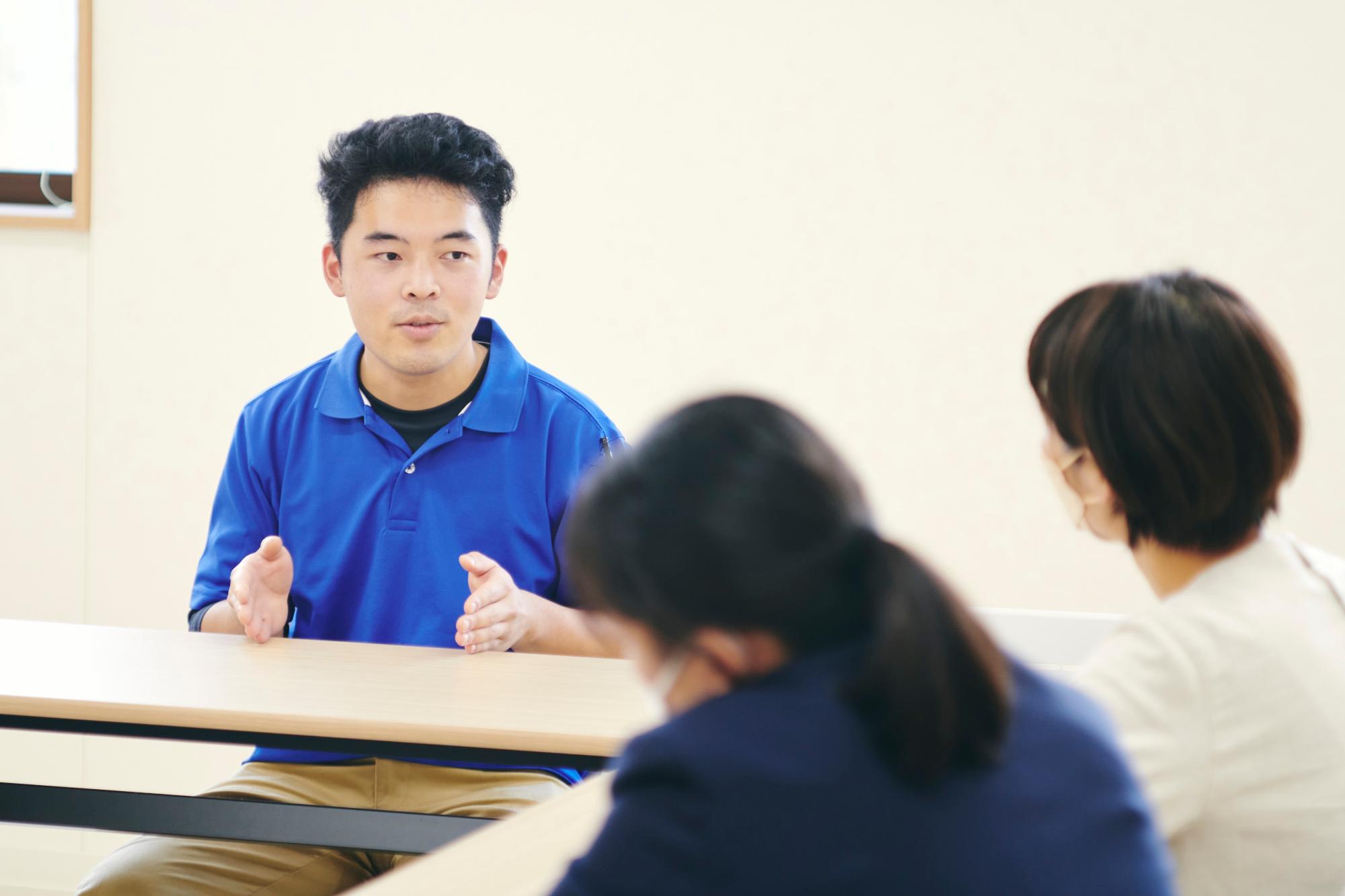 仕事について熱い想いを胸に真剣に話す時谷さん