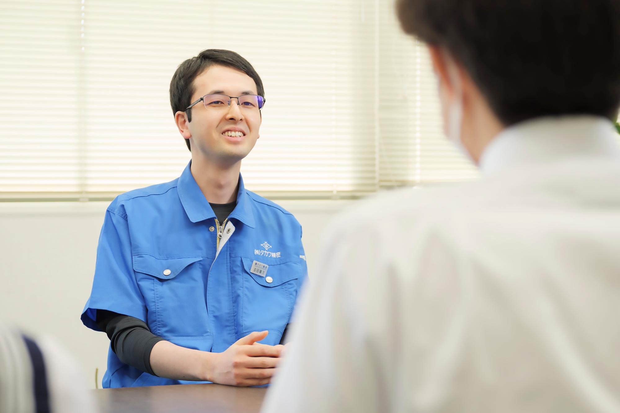 現在の仕事について話す吉田さん